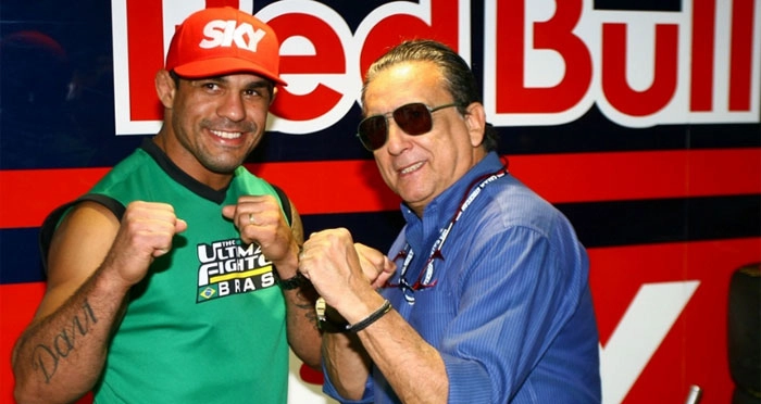  Galvão Bueno faz pose de lutador ao lado de Vitor Belfort durante abertura da Stock em Interlagos. Crédito da foto: Bruno Terena/Red Bull Racing, via Portal UOL.