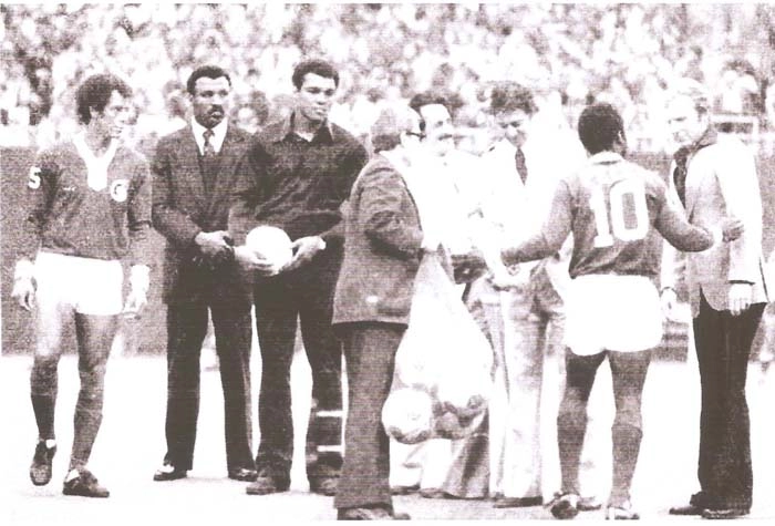 Uma relíquia: a despedida de Pelé no Cosmos-EUA. Da esquerda para a direita, Carlos Alberto Torres, Coluna, Muhammad Ali, Athiê Jorge Curi, Mauro Ramos de Oliveira e o inglês Bobby Moore. Pelé, claro, o camisa 10 do time de Nova Iorque. E reparem no homem com o saco de bolas, de óculos. É a cara do Woody Allen. Será? Foto enviada por Carlos Argenti Pereira