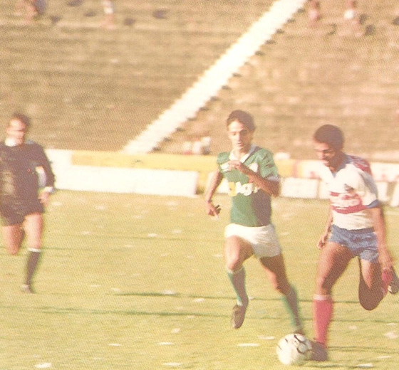 Bobô, um dos maiores jogadores do Bahia de todos os tempos, aqui com a  camiseta do Fluminense.