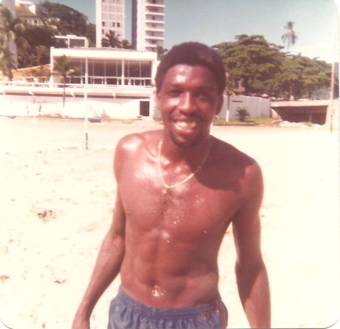 Sempre sorridente, Paulo Isidoro em 1984, durante treino do Santos na praia. Foto: arquivo pessoal de  Rosangela Bruno Marton