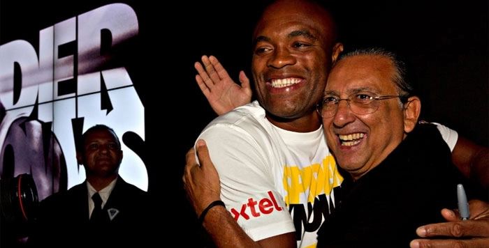  Galvão Bueno abraça Anderson Silva durante inauguração de loja da Nike no Rio de Janeiro Julio Cesar em 2012. Crédito da foto: Guimarães/UOL, via Portal UOL. 