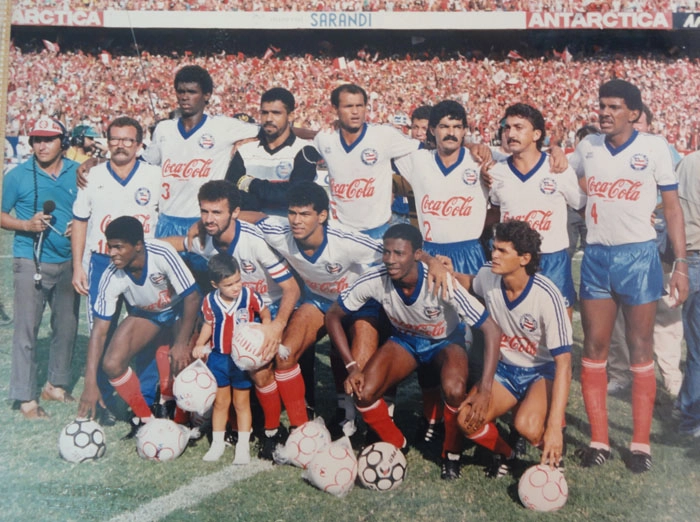 Bobô, um dos maiores jogadores do Bahia de todos os tempos, aqui com a  camiseta do Fluminense.