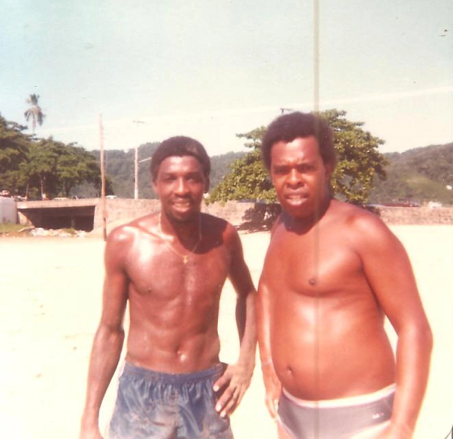 Paulo Isidoro e o fã Ademir. O jogador treinava com o Santos em 1984, na praia, no Canal 3. Foto: arquivo pessoal de  Rosangela Bruno Marton