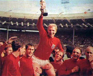 A festa foi inglesa na Copa do Mundo de 1966. Aqui, Bobby Moore com a saudosa Jules Rimet em Wembley