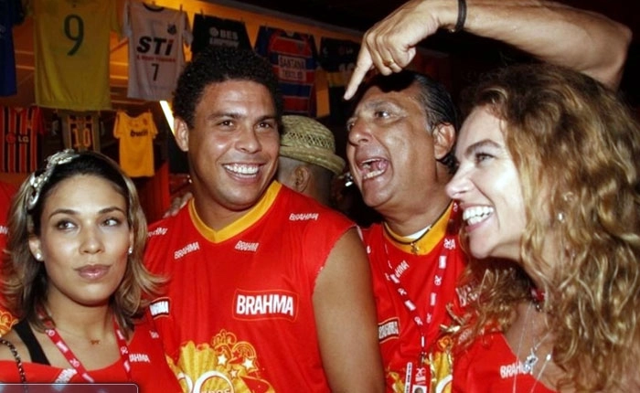  Galvão Bueno e Ronaldo e suas respectivas esposas no camarote da Brahma em 2012, do carnaval carioca. Crédito da foto: Ag News, via Portal UOL. 