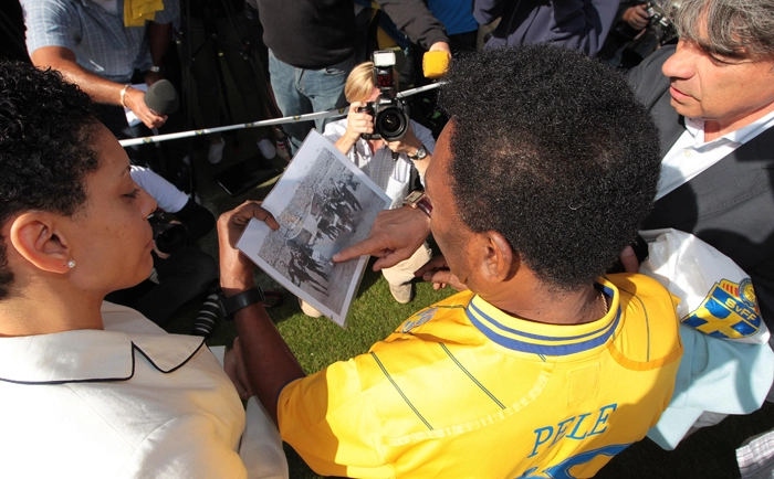 Em 14 de agosto de 2012, alguns jogadores que conquistaram a Copa do Mundo 1958, a primeira do Brasil, foram homenageados pela Associação Sueca de Futebol. Na imagem, Pelé observa uma das fotos da decisão, contra os donos da casa. Foto: Divulgação/CBF