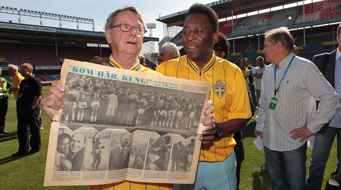 Em 14 de agosto de 2012, alguns jogadores que conquistaram a Copa do Mundo 1958, a primeira do Brasil, foram homenageados pela Associação Sueca de Futebol. Na imagem, Pelé aparece com um de seus oponentes na decisão do Mundial. Foto: Divulgação/CBF