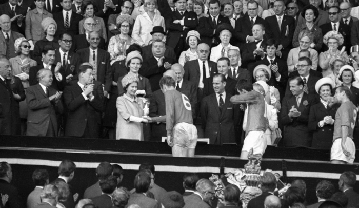 Após a decisão da Copa do Mundo de 1966, na Inglaterra, o time da casa chefiado por Bobby Moore recebe a taça de campeão mundial. Foto: Reprodução/In My Ear