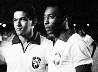 Achados & Perdidos: A última vez que Pelé e Garrincha disputaram uma partida oficial