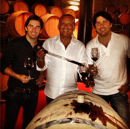 Em 03 de setembro de 2013, Galvão Bueno com os filhos Popó (à esquerda na foto) e Cacá Bueno, apresentando mais um dos rótulos com seu nome: o Bueno Cipresso. Foto: Instagram de Popó Bueno