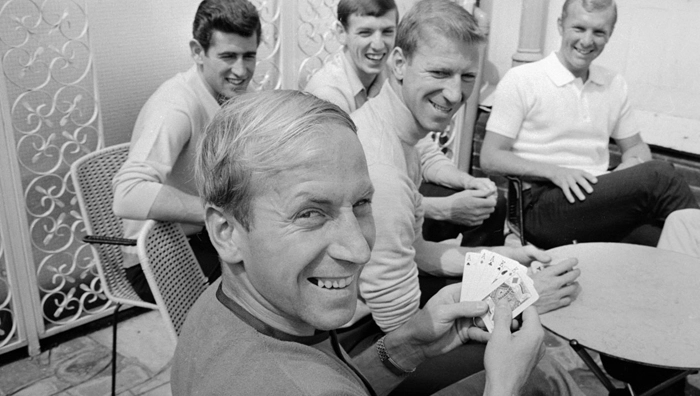 Durante a Copa do Mundo de 1966, realizada na Inglaterra, alguns atletas da seleção da casa aproveitam o tempo livre para jogar baralho. Em primeiro plano, Bobby Charlton aparece com as cartas na mão, atrás dele, o quarto da esquerda para a direita, é Bobby Moore. Foto: Reprodução/In My Ear