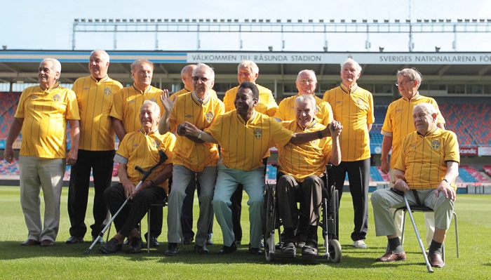 Em 14 de agosto de 2012, alguns jogadores que conquistaram a Copa do Mundo 1958, a primeira do Brasil, foram homenageados pela Associação Sueca de Futebol. Na imagem, Zito (1º), Mazzola (3º), Pepe (4º em pé) e Pelé aparecem com os jogadores suecos que disputaram a decisão daquele Mundial. Foto: Divulgação/CBF