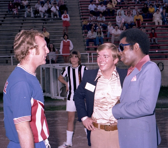 Reunidos, Bobby Moore, no canto esquerdo, e o famoso cantor Lou Rawls, o negro de terno. Foto: Reprodução/In My Ear