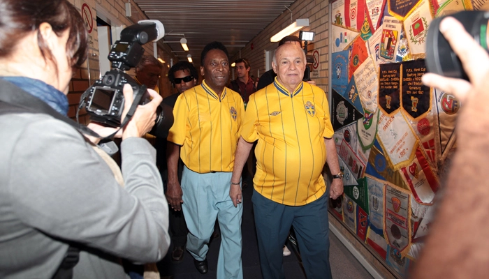 Em 14 de agosto de 2012, alguns jogadores que conquistaram a Copa do Mundo 1958, a primeira do Brasil, foram homenageados pela Associação Sueca de Futebol. Divulgação/CBF