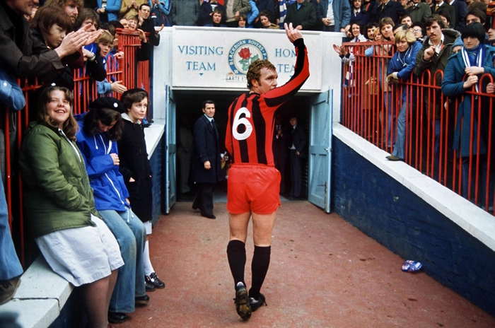 Já no final de sua carreira, Bobby Moore deixa o campo após mais uma partida pelo Fulham, em 1977. Foto: Reprodução/In My Ear