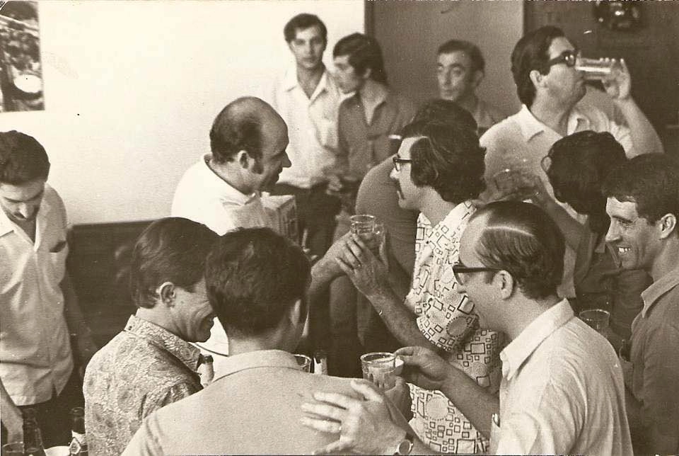 Confraternização na Rádio Jovem Pan nos anos 70. Atrás, da esquerda para a direita, o primeiro é o operador Alberto Pastre. O terceiro é Nino torelli e o último (bebendo) é Laurinho, marido de Ana Maria Penteado. Na parte do meio da foto, à esquerda está Bento de Oliveira (olhando para baixo) e depois estão Orlando Duarte e José Carlos Romeu. À frente, à esquerda, estão Nelson Tatá Alexandre, Antonio `Capote´Alexandre, `Seo´Tuta e o operador Osvaldo Silva