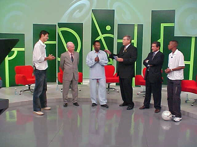 Convidados ilustres participaram do Terceiro Tempo da Rede Record, em 26 de fevereiro de 2003: da esquerda para a direita, Fábio Luciano, Zagallo, Pelé, Milton Neves, Carlos Alberto Parreira e Robinho 