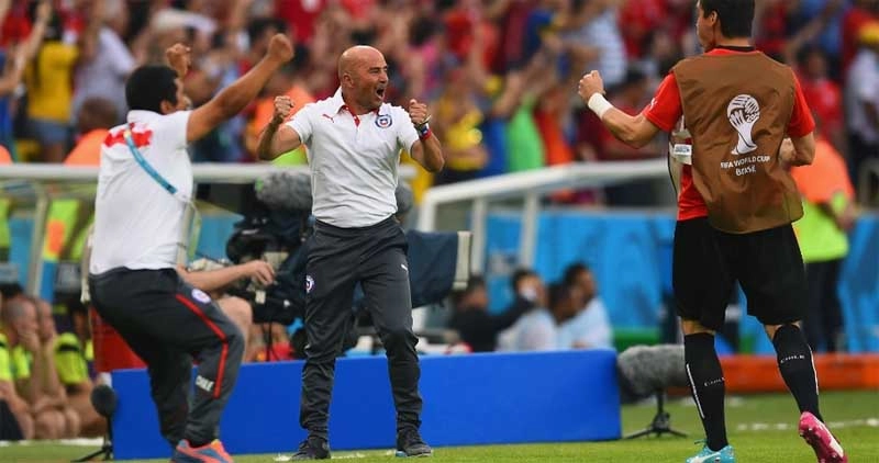 Durante a Copa de 2014, no Brasil, comandando a seleção chilena. Foto: UOL