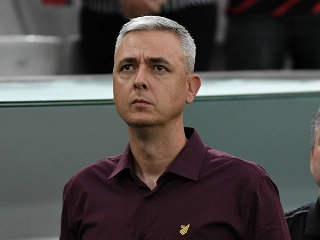 No comando do Furacão, o treinador conquistou a Sul-Americana e Copa do Brasil. Foto: Athletico-PR/Divulgação