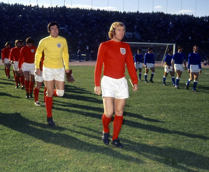 Bobby Moore lidera o English Team entrando em campo, no final da década de 60. Foto: Reprodução/In My Ear