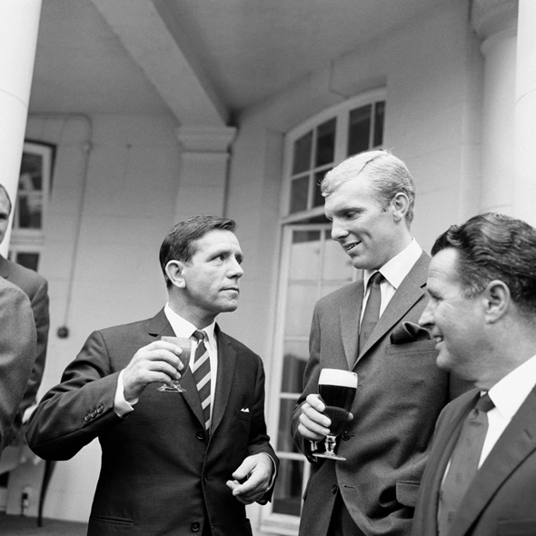 Da esquerda para a direita, Norman Wisdon, Bobby Moore e Harold Shepherdson. Foto: Reprodução/In My Ear