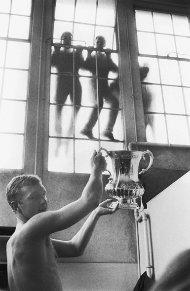 Bobby Moore ergue a taça da FA Cup, vencida em 1964. Foto: Reprodução/In My Ear