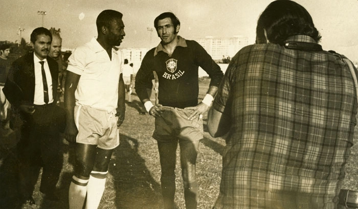 Pelé, de camisa clara, e Félix posam para o fotógrafo que também foi registrado. Foto: UOL