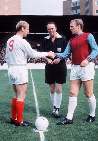 Bobby Charlton, de branco, cumprimenta o amigo e adversário do Aston Villa, Bobby Moore. Foto: Reprodução/In My Ear