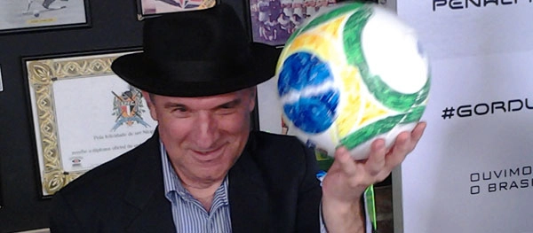 Osmar Santos no lançamento da bola 