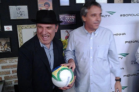 Osmar Santos e o irmão, Oscar Ulisses, no lançamento da bola 
