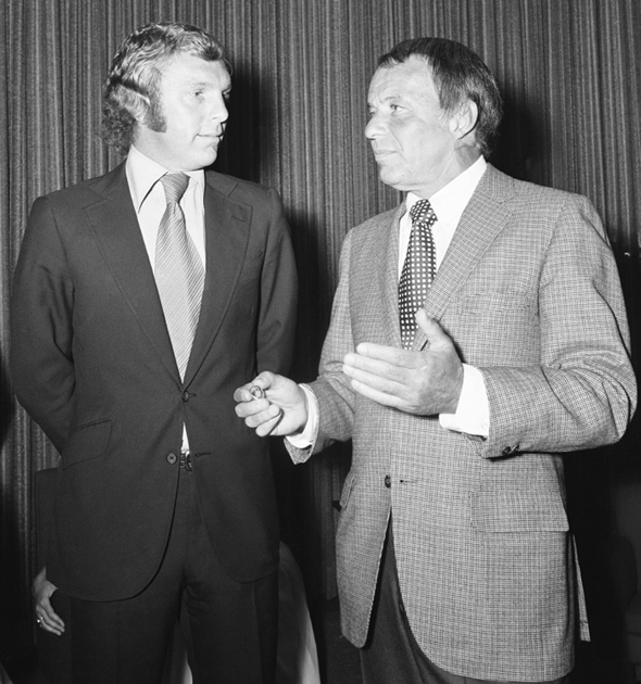 Bobby Moore, a esquerda, posa com o grandioso cantor Frank Sinatra, à direita da imagem. Foto: Reprodução/In My Ear