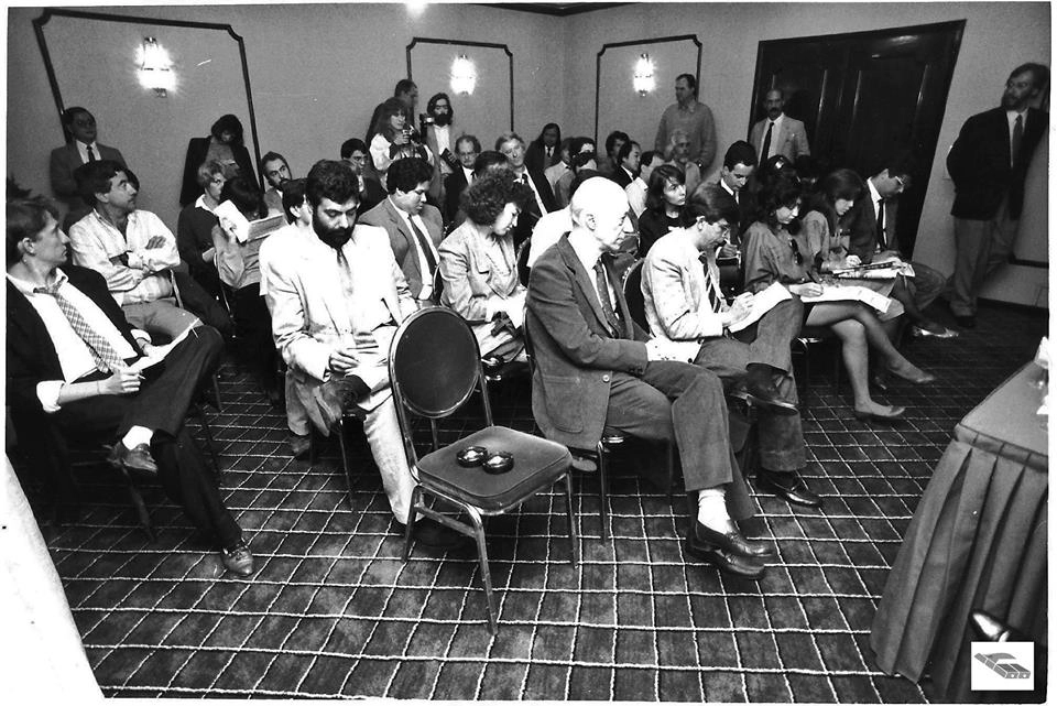 Encontro mensal da Anfavea (Associa&ccedil;&atilde;o Nacional dos Fabricantes de Ve&iacute;culos Automotores) em 03 de agosto de 1988. Claudio Carsughi, sempre elegante, faz suas anota&ccedil;&otilde;es. Na cadeira ao lado, dois cinzeiros, em uma &eacute;poca em que fumar em ambientes fechados era permitido. Foto: Museu da Imprensa Automotiva