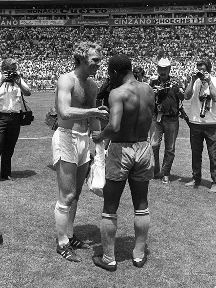 Pelé cumprimenta Bobby Moore após a partida entre Brasil e Inglaterra, na Copa do Mundo de 1970, vencida pelos sulamericanos por 1 a 0. Foto: Reprodução/In My Ear
