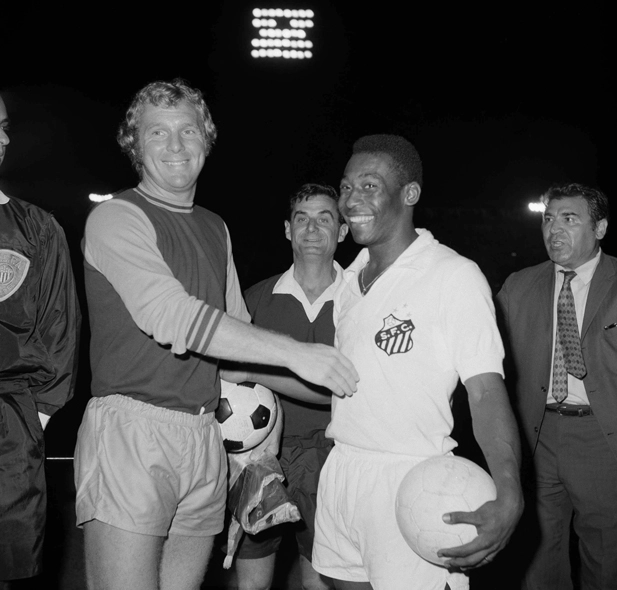 O astro inglês Bobby Moore cumprimenta Pelé, com a camiseta do Santos. Foto: Reprodução/In My Ear
