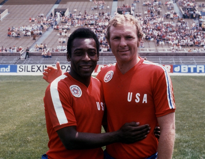 Em 1976, ambos com a camisa dos Estados Unidos, posaram Pelé e Bobby Moore. Foto: Reprodução/In My Ear