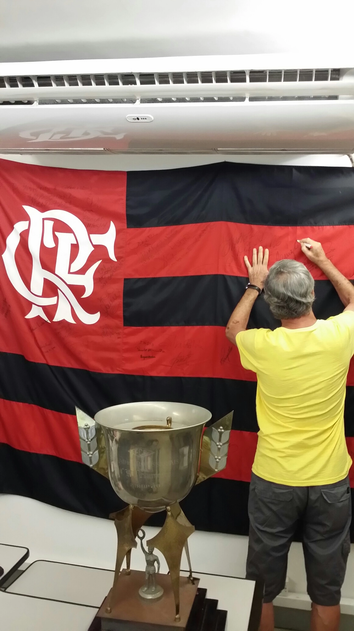 Em 2014, na Gávea, sendo homenageado pelo Flamengo, na comemoração dos 40 anos do título carioca de 1974. Foto: arquivo pessoal de Luiz Carlos Galter 