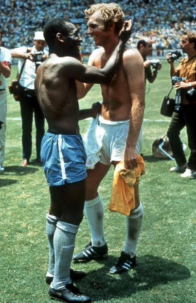 Pelé cumprimenta o meio-campista inglês Bobby Moore após o Brasil vencer a Inglaterra, por 1 a 0, na Copa do Mundo de 1970, no México. Foto: Reprodução/In My Ear