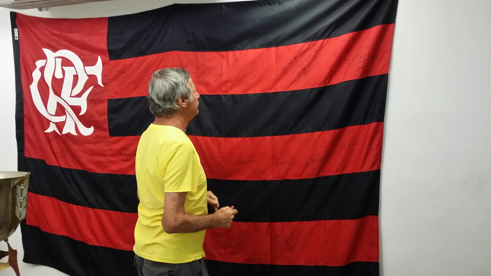 Em 2014, na Gávea, sendo homenageado pelo Flamengo, na comemoração dos 40 anos do título carioca de 1974. Foto: arquivo pessoal de Luiz Carlos Galter 