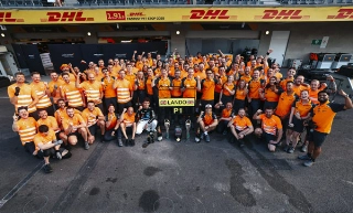 Equipe papaia, que assegurou o título de Construtores, lidera com Norris, um ponto à frente de Piastri. Foto: McLarenF1