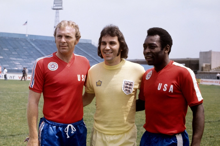 Pelé e Bobby Moore novamente vestindo a camisa dos Estados Unidos, em 1976. Foto: Reprodução/In My Ear