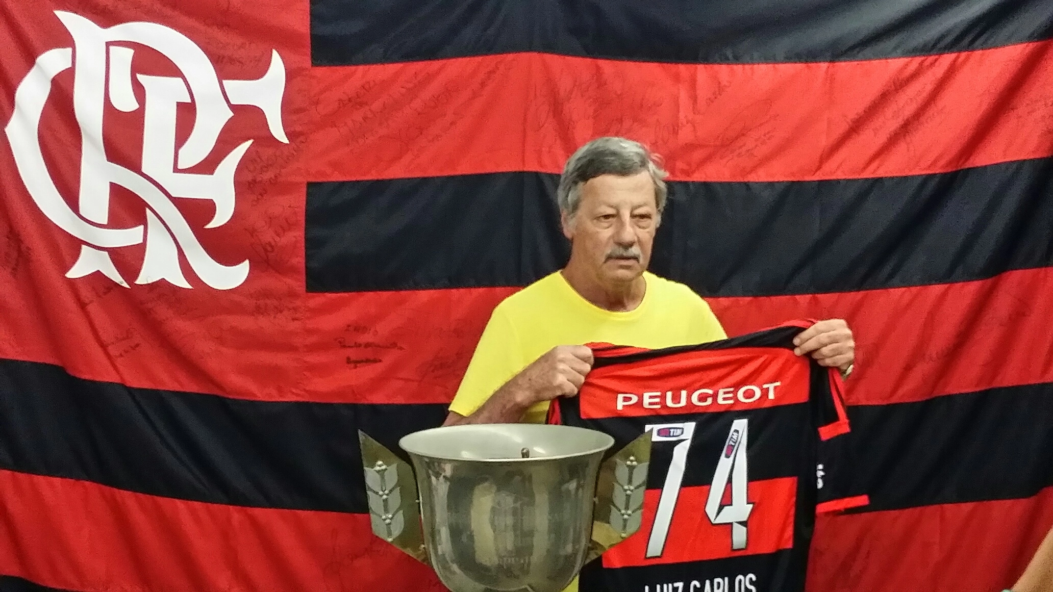 Em 2014, na Gávea, sendo homenageado pelo Flamengo, na comemoração dos 40 anos do título carioca de 1974. Foto: arquivo pessoal de Luiz Carlos Galter 