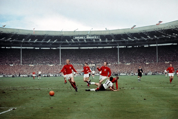 Bobby Moore, em primeiro plano correndo atrás da bola, na decisão da Copa do Mundo de 1966, entre Alemanha e Inglaterra. Foto: Reprodução/In My Ear