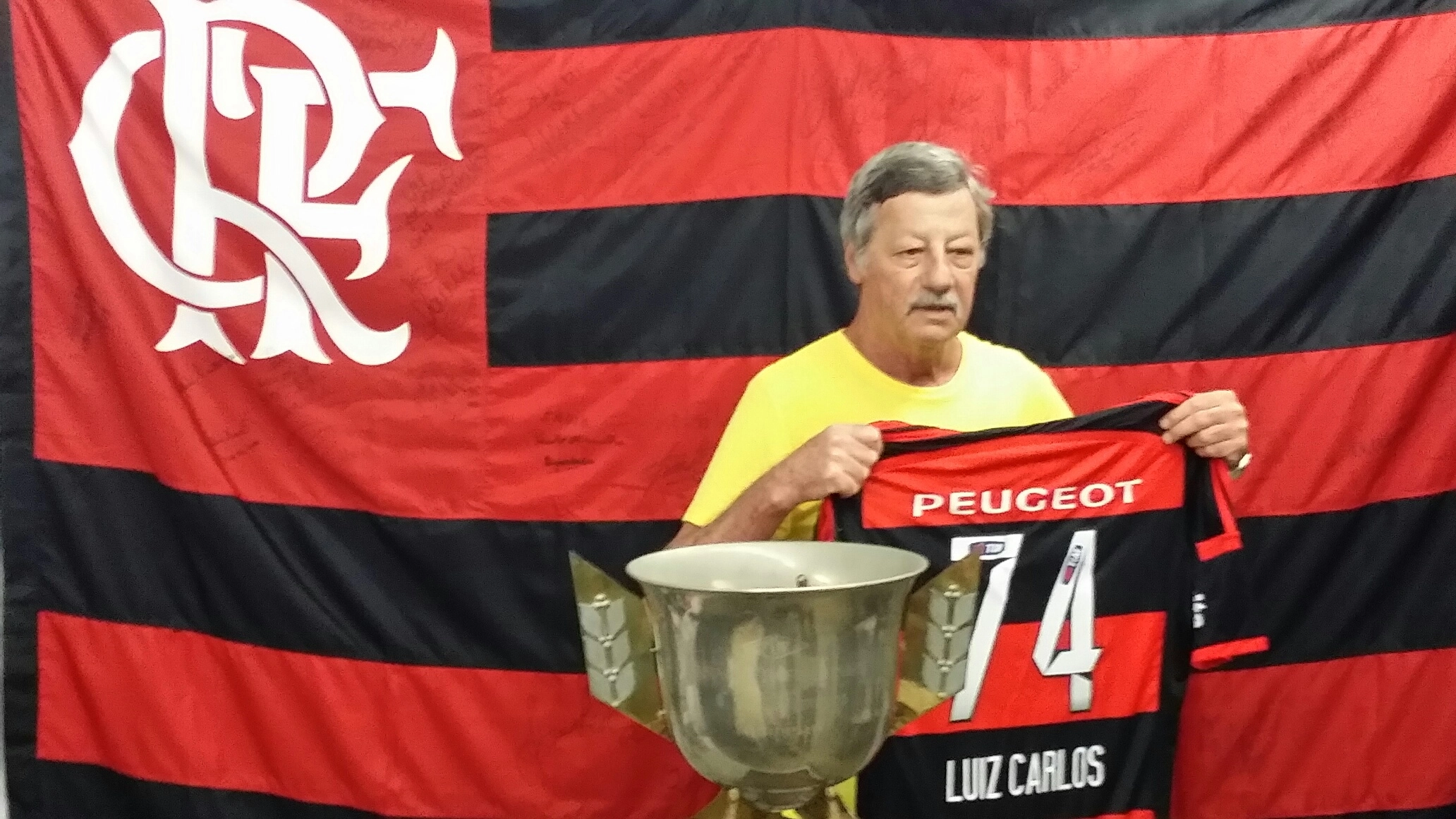 Em 2014, na Gávea, sendo homenageado pelo Flamengo, na comemoração dos 40 anos do título carioca de 1974. Foto: arquivo pessoal de Luiz Carlos Galter 