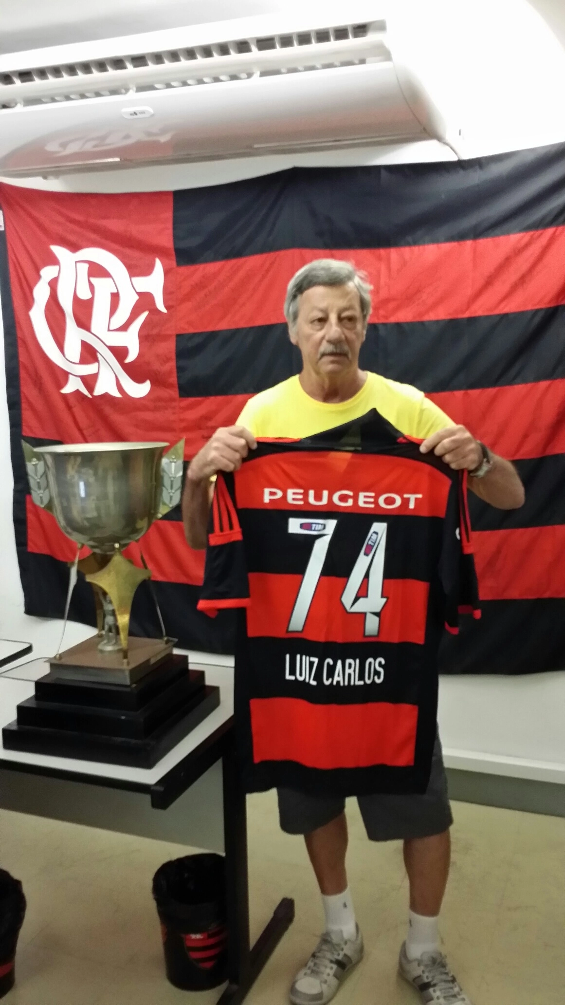 Em 2014, na Gávea, sendo homenageado pelo Flamengo, na comemoração dos 40 anos do título carioca de 1974. Foto: arquivo pessoal de Luiz Carlos Galter 