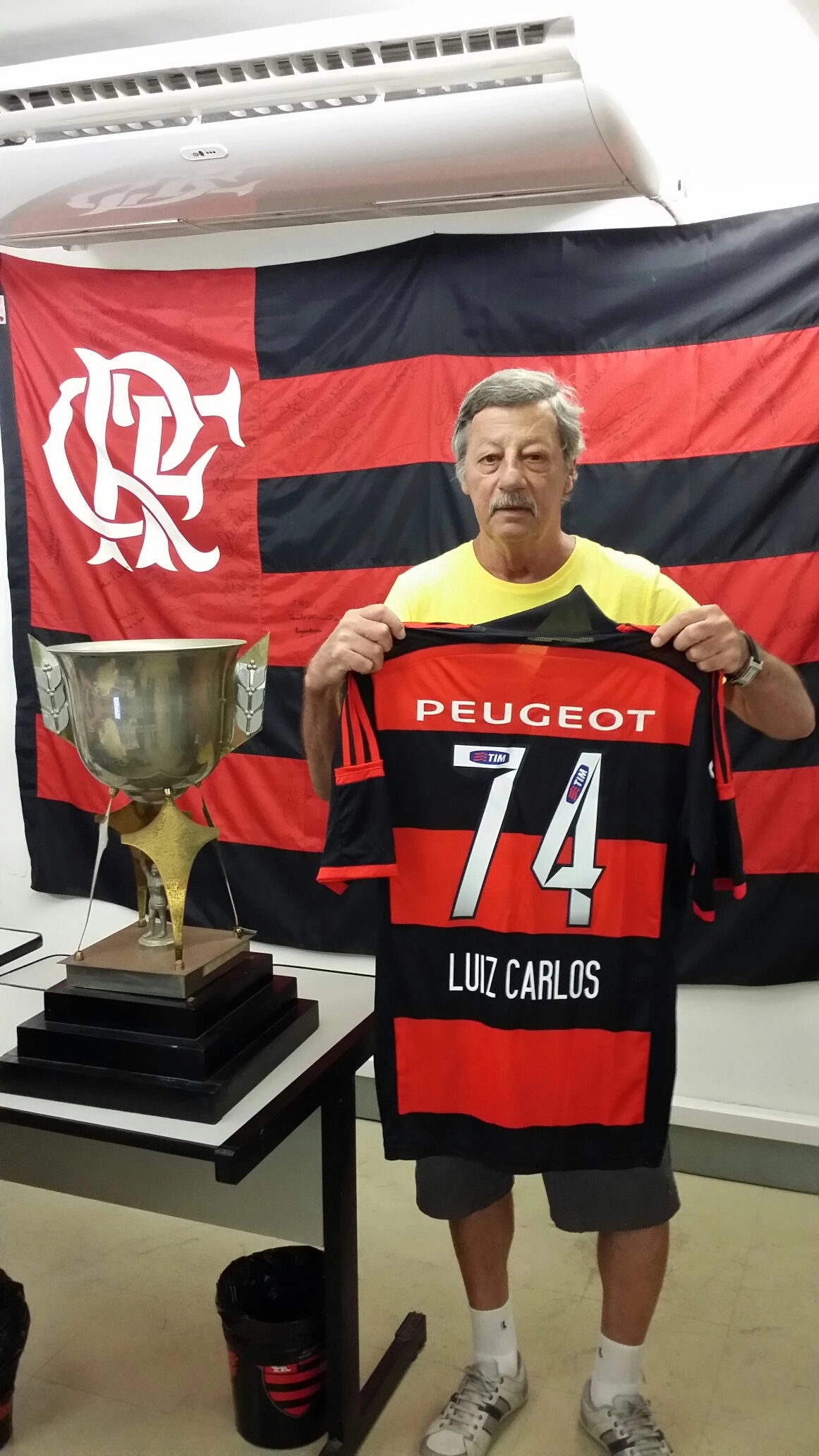 Em 2014, na Gávea, sendo homenageado pelo Flamengo, na comemoração dos 40 anos do título carioca de 1974. Foto: arquivo pessoal de Luiz Carlos Galter 