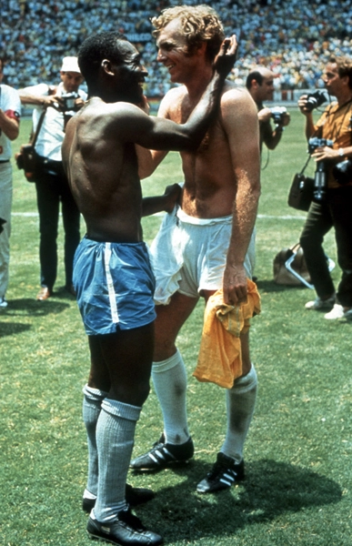 Pelé e Bobby Moore se cumprimentam, após a vitória brasileira sobre a Inglaterra. Foto: In My Ear