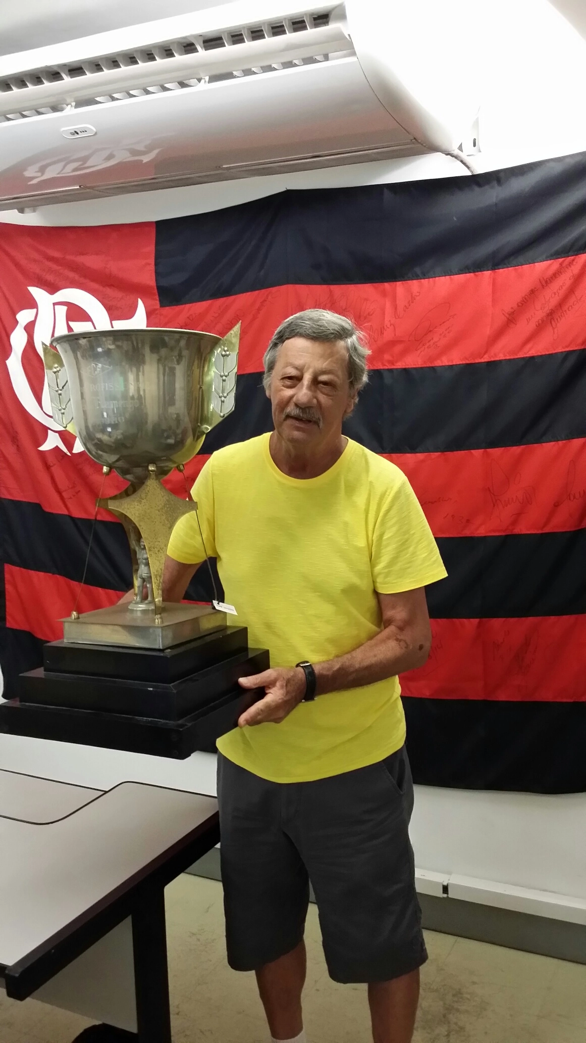 Em 2014, na Gávea, sendo homenageado pelo Flamengo, na comemoração dos 40 anos do título carioca de 1974. Foto: arquivo pessoal de Luiz Carlos Galter 