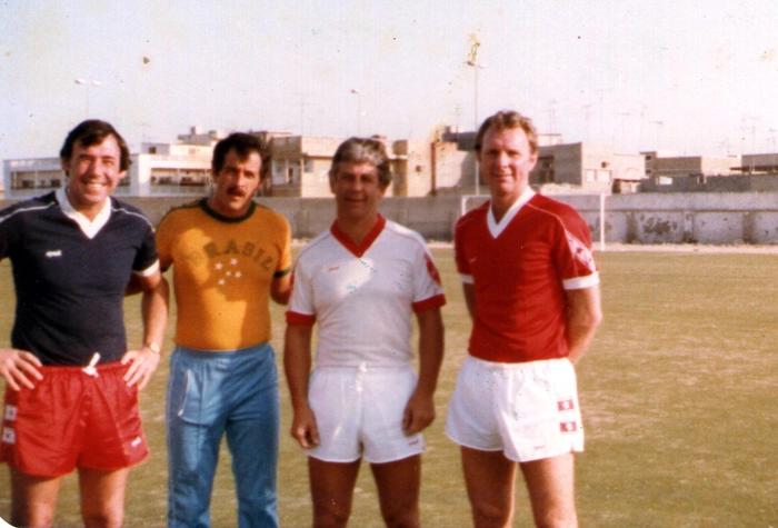 Da esquerda para a direita, Gordon Banks, Marcos Falopa, um amigo e Bobby Moore. Foto enviada por Marcos Falopa