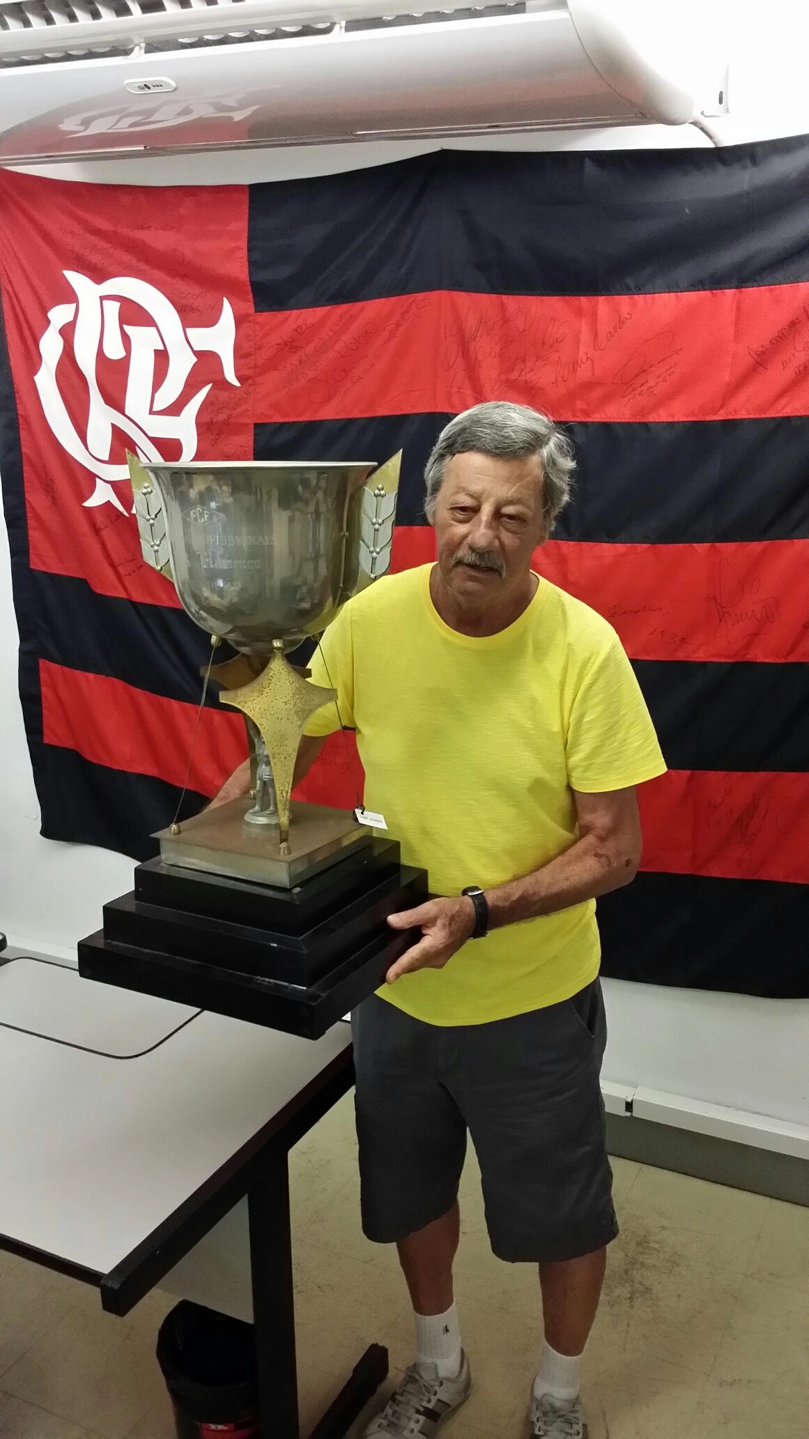 Em 2014, na Gávea, sendo homenageado pelo Flamengo, na comemoração dos 40 anos do título carioca de 1974. Foto: arquivo pessoal de Luiz Carlos Galter 