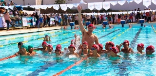 Mais de 20 anos depois, a imagem do nadador vitorioso ainda está presente na memória dos brasileiros